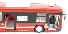 RC autobus s červenými dveřmi
