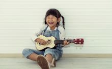 Dětská dřevěná kytara na ukulele se 4 nylonovými strunami