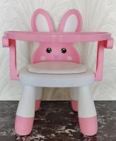 Vysoká židle, růžový stůl na krmení a hraní