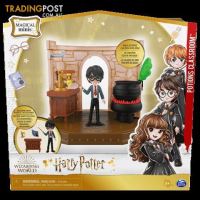 Učebna míchání lektvarů s figurkou Harryho Pottera