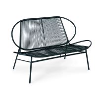 Sada zahradního nábytku z ratanu, kovové lavice, židle a stůl černé barvy