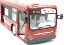 RC autobus s červenými dveřmi