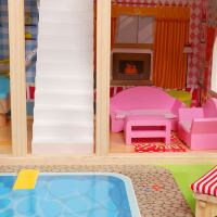 Dřevěný domeček pro panenky nábytek bazén + osvětlení