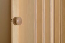 Shrnovací dveře dřevěné borovicové lakované- úzké žluté prosklení